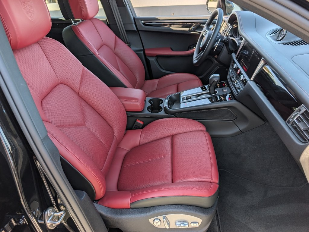 Certified 2025 Porsche Macan AWD/4WD image 17