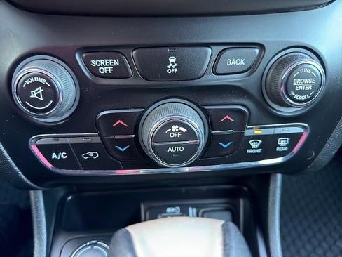 Used 2015 Jeep Cherokee Latitude w/ Comfort/Convenience Group image 29