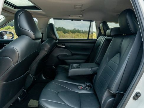 Used 2020 Toyota Highlander XLE FWD image 14
