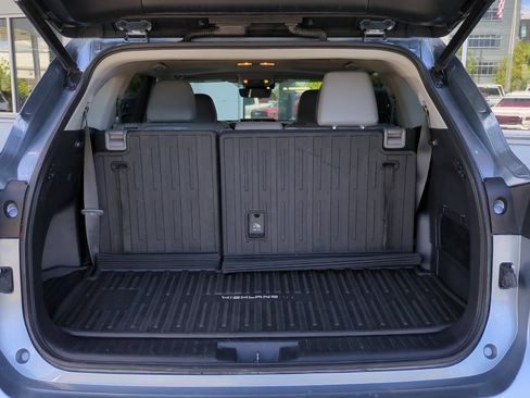 Used 2020 Toyota Highlander XLE AWD/4WD image 16
