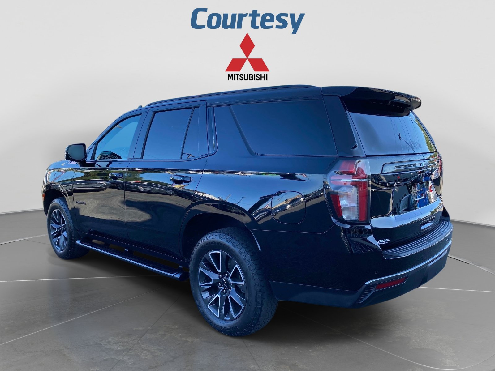 Used 2022 Chevrolet Tahoe Z71 w/ Z71 Off-Road Package AWD/4WD image 3