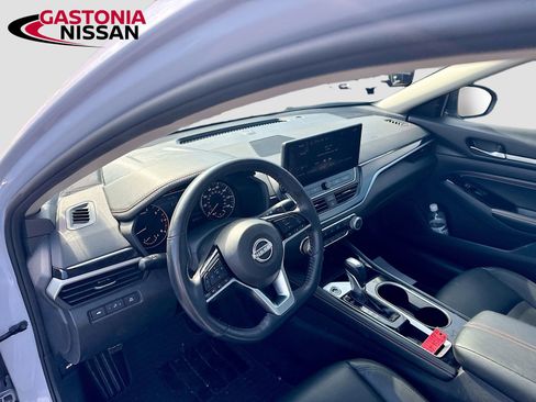 Used 2023 Nissan Altima 2.5 SR w/ SR Premium Package image 11