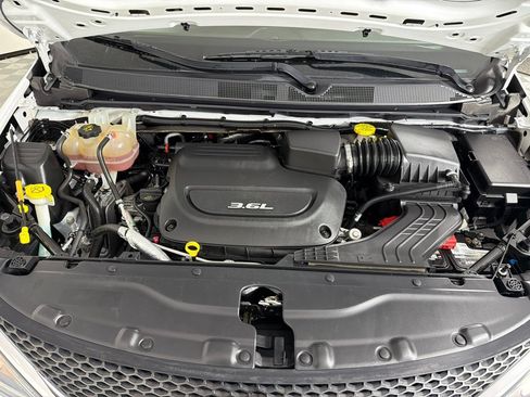 Used 2018 Chrysler Pacifica Touring-L FWD image 26