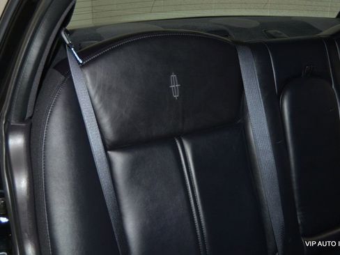 Used 2005 Lincoln Town Car Signature Limited image 24