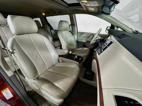 Used 2011 Toyota Sienna XLE FWD image 30