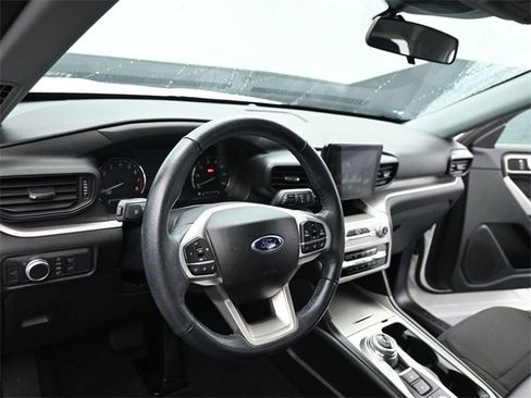 Used 2022 Ford Explorer XLT image 15