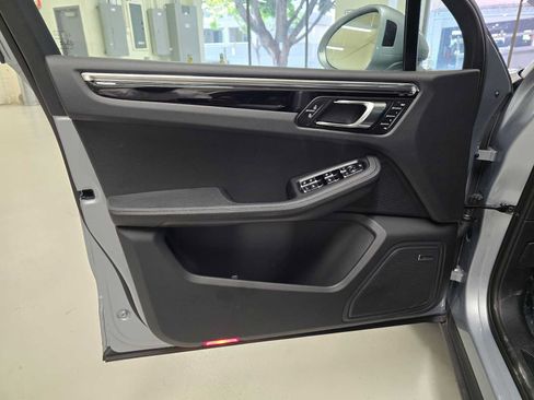 Used 2025 Porsche Macan AWD/4WD image 19
