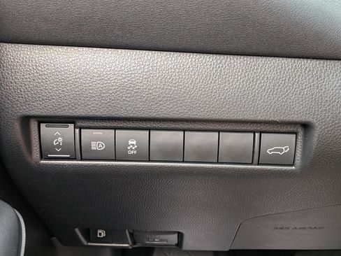 Used 2022 Toyota Venza LE AWD/4WD image 24