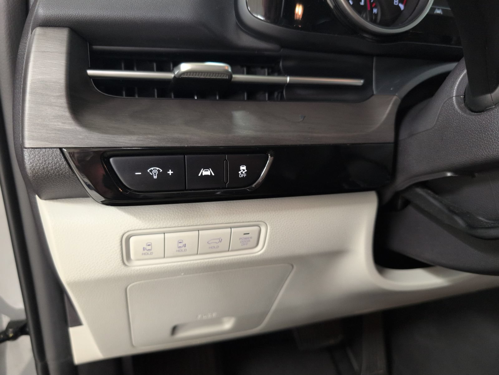 Used 2024 Kia Carnival EX FWD image 10