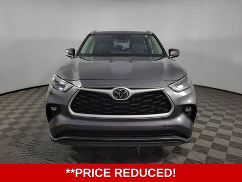 Used 2023 Toyota Highlander XLE FWD image 2