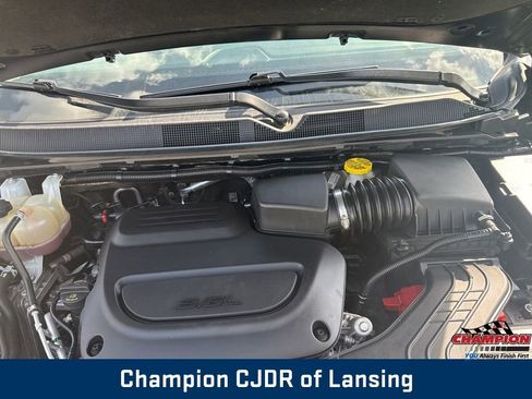 Used 2023 Chrysler Pacifica Touring-L FWD image 13