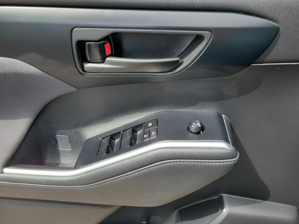 Used 2023 Toyota Highlander LE AWD/4WD image 30