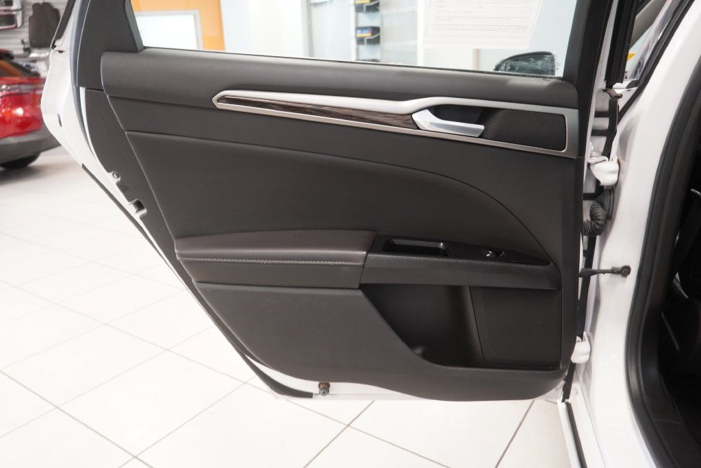 Used 2014 Ford Fusion SE w/ Equipment Group 202A FWD image 17