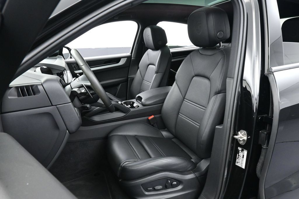 Certified 2025 Porsche Cayenne E-Hybrid Coupe AWD/4WD image 5