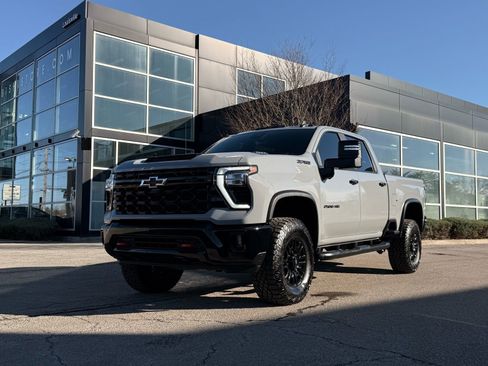 Used 2024 Chevrolet Silverado 2500 ZR2 w/ Technology Package image 5