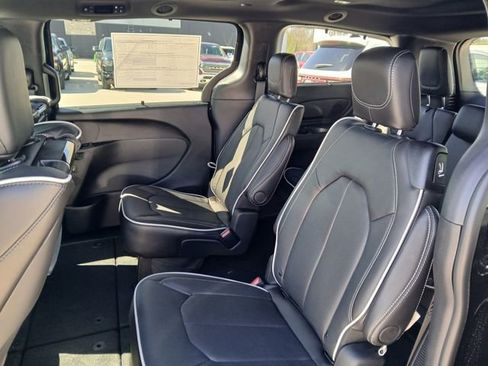 New 2026 Chrysler Pacifica Limited w/ Uconnect Theater Family Group FWD image 17