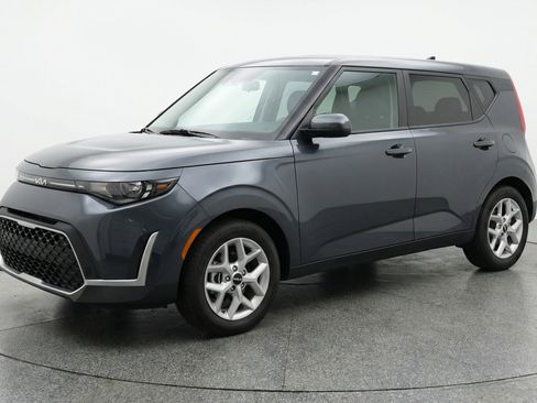 Used 2025 Kia Soul LX w/ LX Technology Package image 3