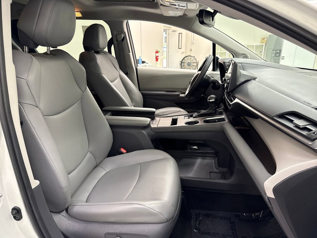 Used 2021 Toyota Sienna XLE w/ XLE Plus Package FWD image 23