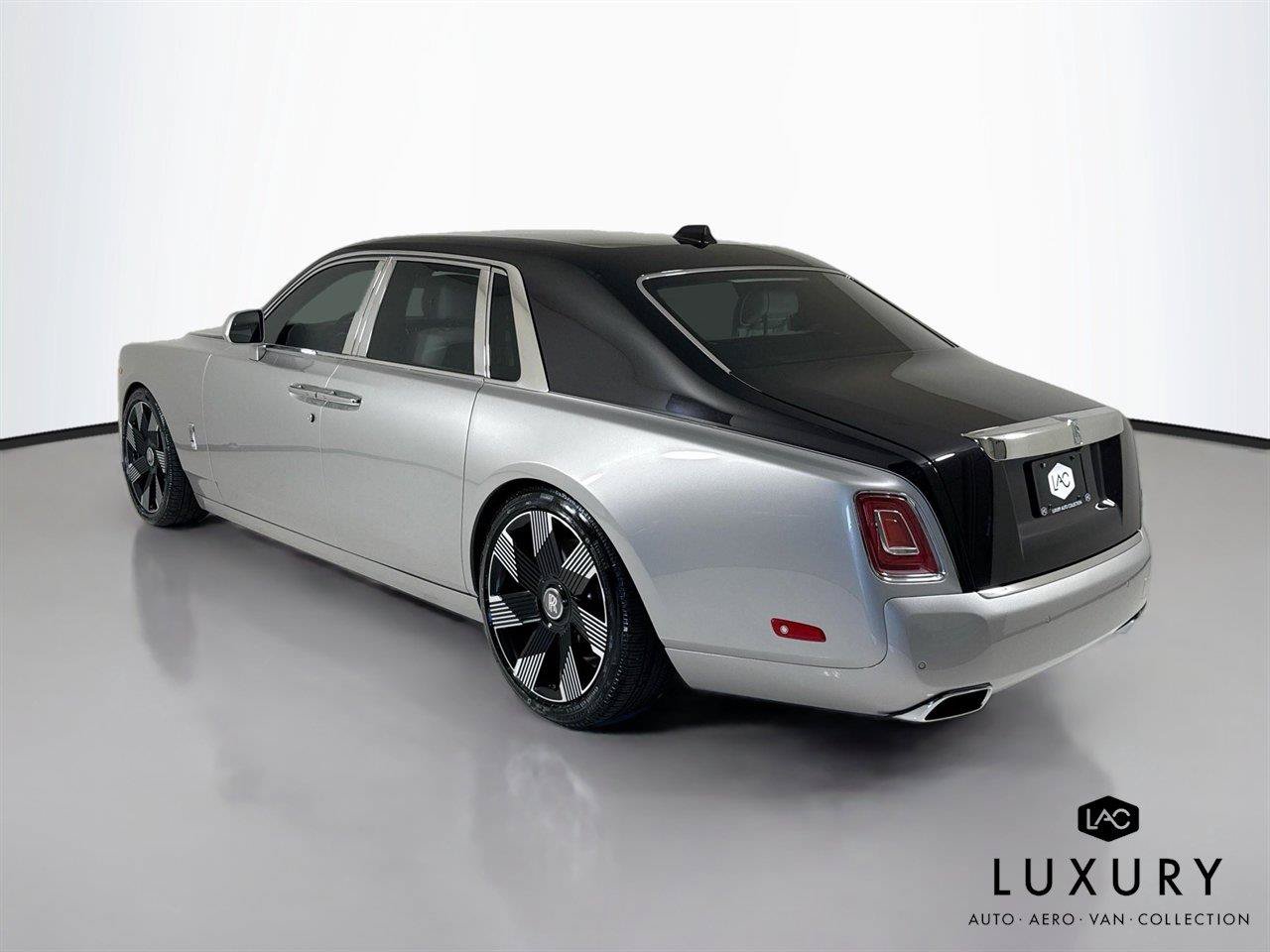 Used 2023 Rolls-Royce Phantom Sedan RWD image 7