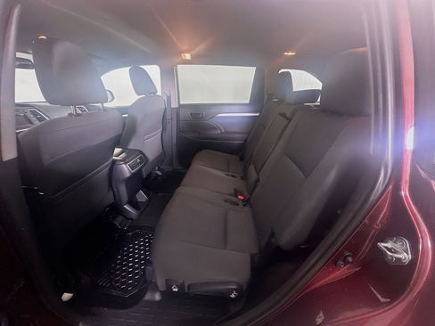 Used 2016 Toyota Highlander LE image 28