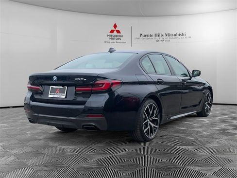 Used 2022 BMW 530e w/ M Sport Package image 4