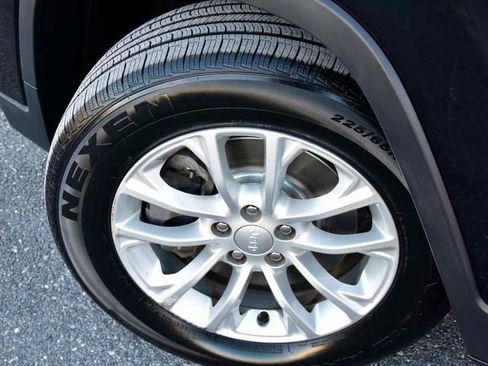 Used 2020 Jeep Cherokee Latitude w/ Cold Weather Group image 30