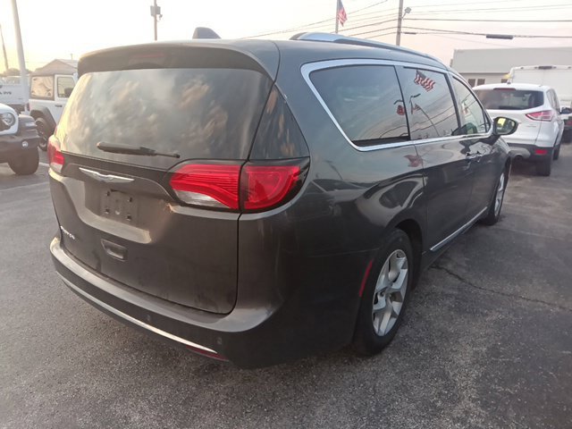 Used 2018 Chrysler Pacifica Touring-L w/ Tire & Wheel Group FWD image 4