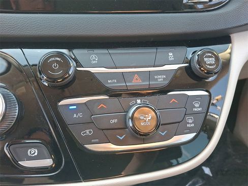 Used 2023 Chrysler Voyager LX image 18