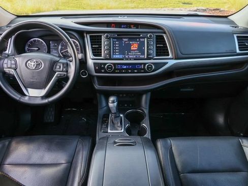Used 2017 Toyota Highlander Limited AWD/4WD image 6