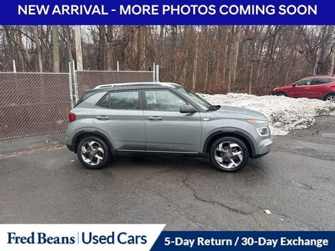 Used 2023 Hyundai Venue Limited image 4