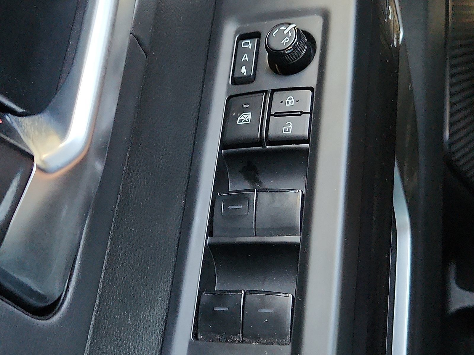 Used 2024 Toyota Sequoia Platinum AWD/4WD image 23