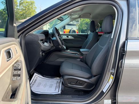 Used 2025 Ford Explorer Active AWD/4WD image 9