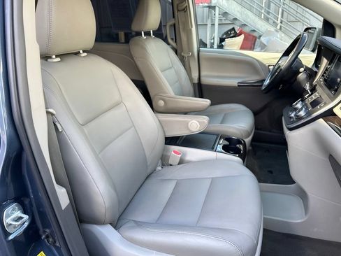 Used 2017 Toyota Sienna XLE Premium FWD image 40