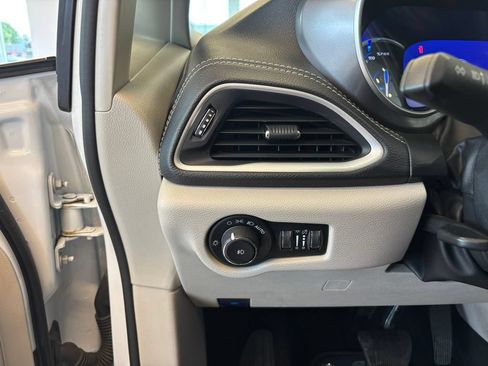 Used 2023 Chrysler Pacifica Touring-L FWD image 14