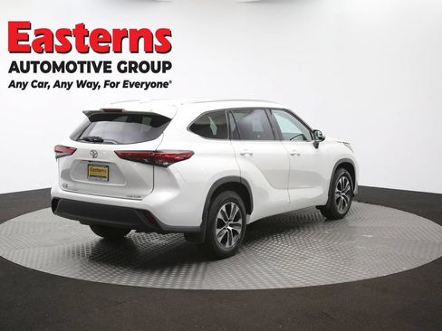 Used 2021 Toyota Highlander XLE AWD/4WD image 42