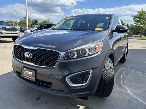 Used 2018 Kia Sorento FWD image 3