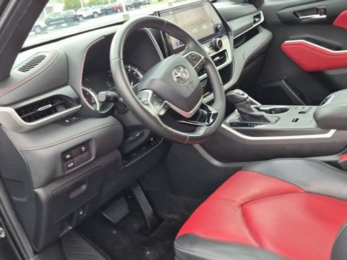 Used 2023 Toyota Highlander XSE FWD image 4