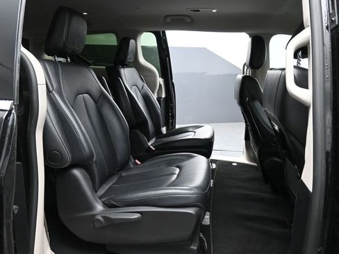 Used 2024 Chrysler Pacifica Select image 21