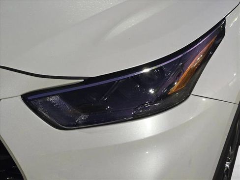 Used 2024 Toyota Highlander XLE FWD image 10