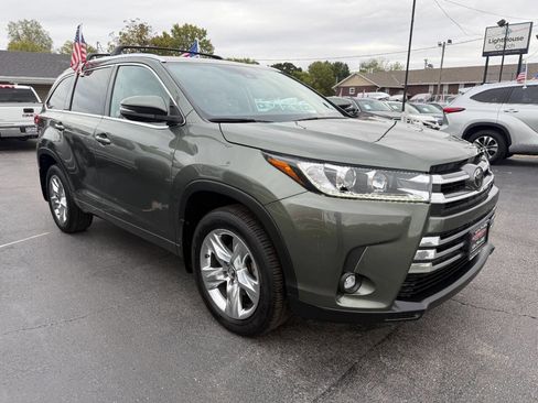Used 2019 Toyota Highlander AWD V6 image 4