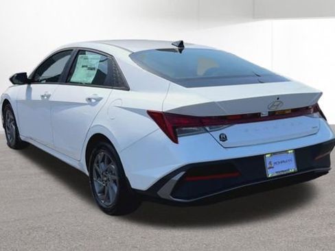 Used 2025 Hyundai Elantra Blue FWD image 61