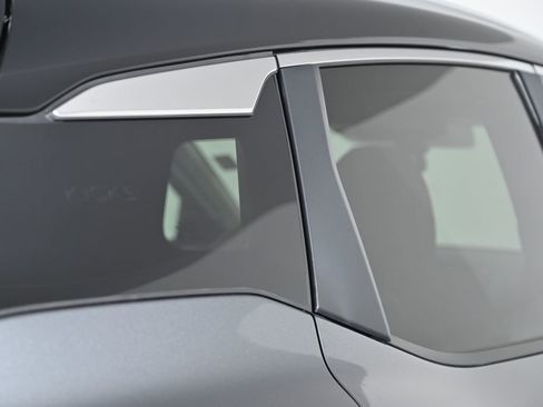 Used 2025 Nissan Kicks SV w/ SV Premium Package image 11