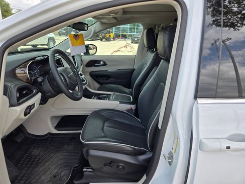 Used 2024 Chrysler Pacifica Limited w/ Uconnect Theater Family Group FWD image 9