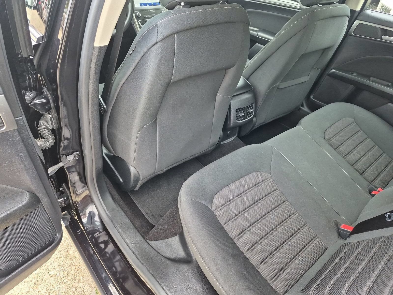 Used 2020 Ford Fusion SE FWD image 31
