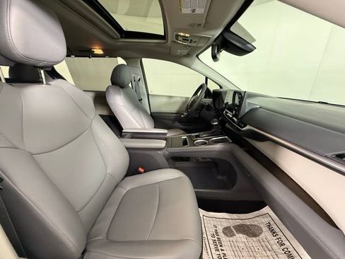 Used 2024 Toyota Sienna XLE FWD image 36