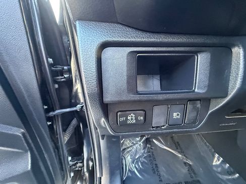 Used 2018 Toyota Tacoma SR AWD/4WD image 25