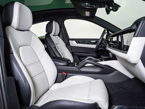 Certified 2025 Porsche Cayenne Coupe AWD/4WD image 15