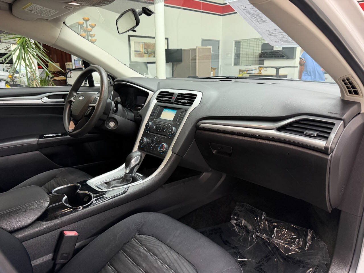 Used 2016 Ford Fusion SE FWD image 18