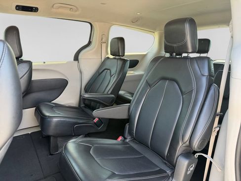 Used 2024 Chrysler Pacifica Touring-L FWD image 9