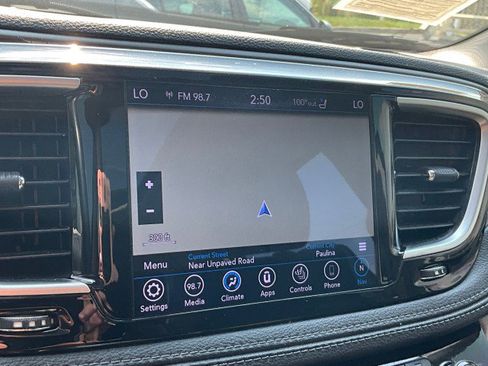 Used 2019 Chrysler Pacifica Limited w/ Tire & Wheel Group FWD image 9